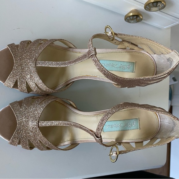 Blue by Betsey Johnson Tee Champagne Glitter Dress Sandals Size 9 - Picture 3 of 5